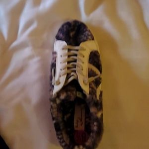 Is a cute pair of summer or Winter sneakers